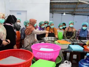 Wakil Gubernur Gorontalo Idah Syahidah saat melakukan inspeksi mendadak (sidak) di dapur Satuan Pelayanan Pemenuhan Gizi (SPPG) penyedia Makan Bergizi Gratis (MBG), Rabu (24/9/2025) dini hari.