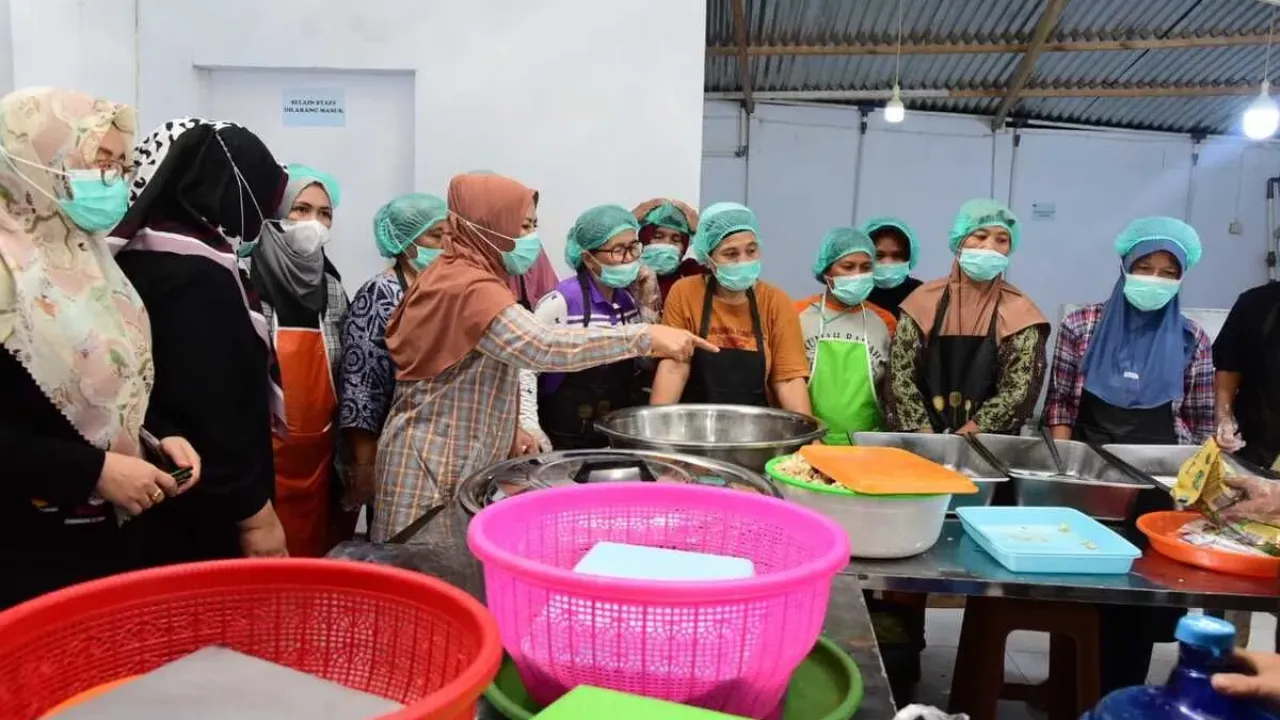 Wakil Gubernur Gorontalo Idah Syahidah saat melakukan inspeksi mendadak (sidak) di dapur Satuan Pelayanan Pemenuhan Gizi (SPPG) penyedia Makan Bergizi Gratis (MBG), Rabu (24/9/2025) dini hari.