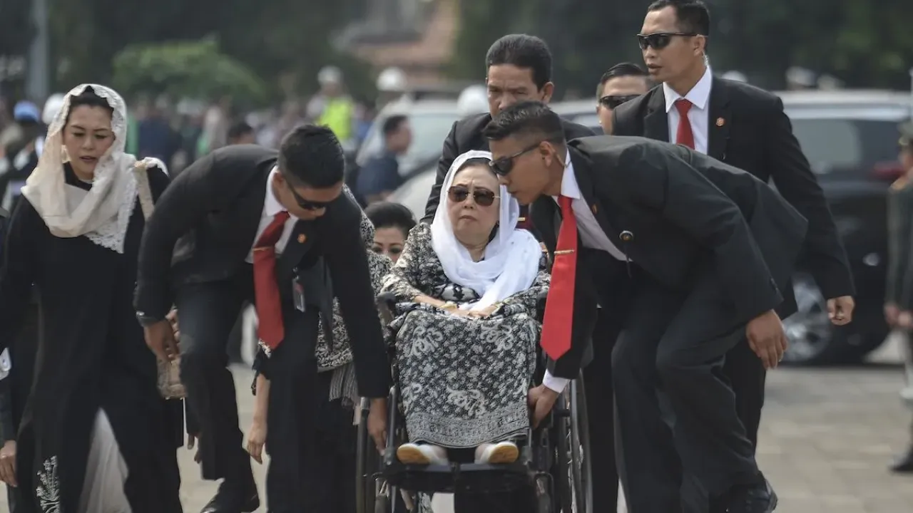 Istri Presiden Ke-4 KH Abdurrahman Wahid (Gus Dur) Sinta Nuriyah Wahid (tengah) menghadiri pemakaman Ibu Negara periode 2004-2014 Ani Yudhoyono di Taman Makam Pahlawan Nasional Utama (TMP) Kalibata, Jakarta, Minggu (2/6/2019). ANTARA FOTO/Nova Wahyudi/hp.
