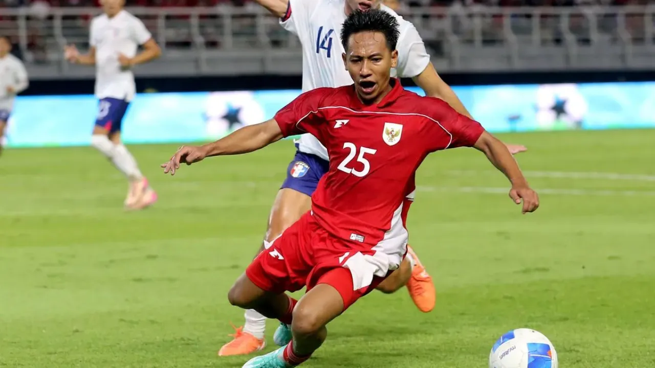 Pemain timnas indonesia Beckham Putra melewati pemain Taiwan saat laga FIFA Matchday yang berakhir dengan skor 6-0 berlangsung di Stadion Gelora Bung Tomo Surabaya, Jawa Timur, Jumat (5/9/2025) malam.