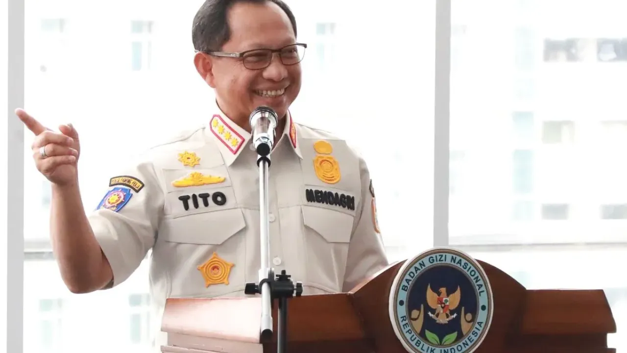 Menteri Dalam Negeri (Mendagri) Muhammad Tito Karnavian saat memberikan sambutan usai penandatanganan Surat Keputusan Bersama (SKB) tentang Penetapan Daftar Lokasi Pembangunan Satuan Pelayanan Pemenuhan Gizi (SPPG) di daerah yang dilakukan di Kantor BGN, Jakarta, Kamis (18/9/2025).