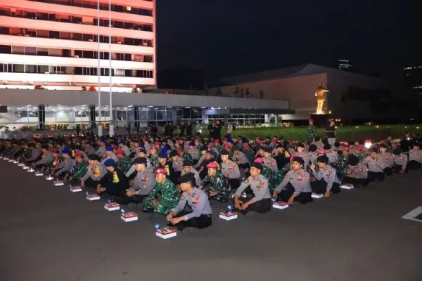 Kapolri Jenderal Polisi Listyo Sigit Prabowo menggelar makan malam dan memberi motivasi kepada 320 personel pengamanan yang terdiri dari TNI, Polri, dan unsur pimpinan di depan Gedung DPR/MPR RI, Jakarta Pusat, Senin (1/9/2025) malam.