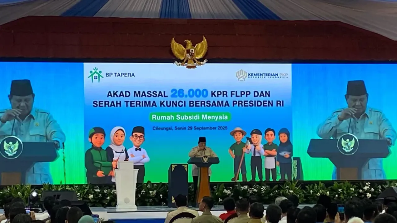 Presiden Prabowo Subianto meresmikan akad massal 26.000 KPR Fasilitas Likuiditas Pembiayaan Perumahan (FLPP) secara serentak di 100 titik, 33 provinsi, yang berpusat di Perumahan Pesona Kahuripan 10, Cileungsi, Bogor, Senin (29/9/2025). 