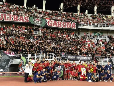 Pemain dan official timnas Indonesia foto bersama usai menjalani laga FIFA Matchday 2025 melawan Taiwan yang berakhir dengan skor 5-0 di Stadion Gelora Bung Tomo Surabaya, Jawa timur, Jumat (5/9/2025) malam.