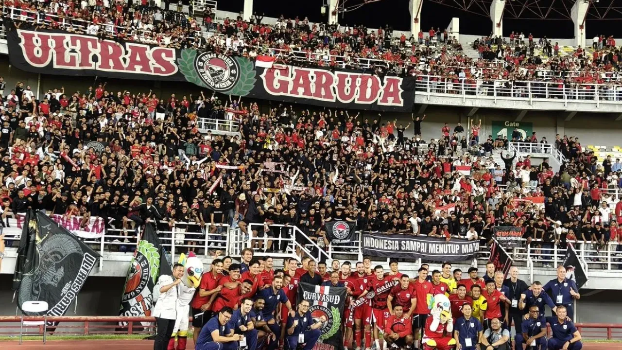 Pemain dan official timnas Indonesia foto bersama usai menjalani laga FIFA Matchday 2025 melawan Taiwan yang berakhir dengan skor 5-0 di Stadion Gelora Bung Tomo Surabaya, Jawa timur, Jumat (5/9/2025) malam.