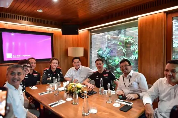 Menteri Pemuda dan Olahraga Republik Indonesia, Erick Thohir (kanan) melakukan santap siang bersama legenda MotoGP Valentino Rossi, bertemu di Senayan, Jakarta, pada Selasa (30/9/2025) beberapa hari jelang MotoGP Mandalika.