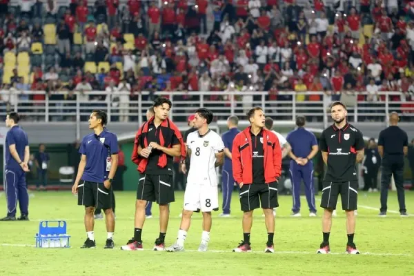 Pemain timnas Indonesia Ragnar Oratmangoen nyanyi bersama tim usai menjalani laga FIFA Matchday melawan Lebanon yang berakhir dengan skor 0-0 di Stadion Gelora Bung Tomo Surabaya, Jawa Timur, Senin (8/9/2025) malam.
