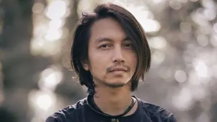 Musisi dan pegiat aktivitas alam Fiersa Besari. Fiersa Besari tidak berada dalam rombongan yang sama dengan dua pendaki yang tewas dalam misi pendakian di Puncak Carstensz. 