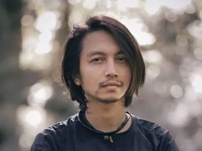 Musisi dan pegiat aktivitas alam Fiersa Besari. Fiersa Besari tidak berada dalam rombongan yang sama dengan dua pendaki yang tewas dalam misi pendakian di Puncak Carstensz. 