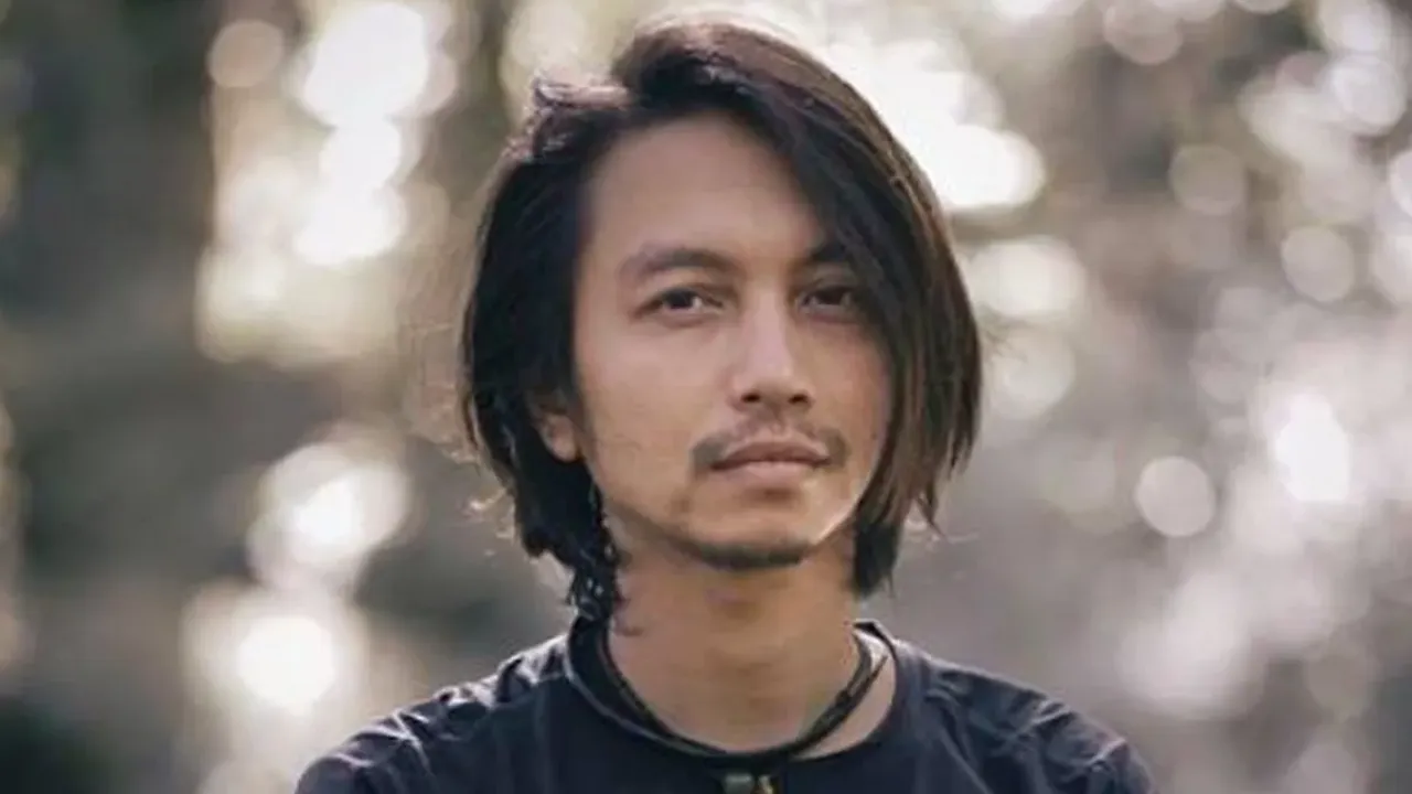 Musisi dan pegiat aktivitas alam Fiersa Besari. Fiersa Besari tidak berada dalam rombongan yang sama dengan dua pendaki yang tewas dalam misi pendakian di Puncak Carstensz. 