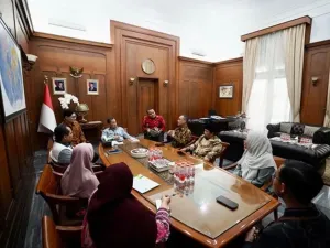 Dompet Dhuafa bertemu Wakil Menteri Luar Negeri (Wamenlu) Anis Matta di Jakarta pada Selasa (16/9/2025) untuk membahas perkembangan misi kemanusiaan sekaligus menjajaki kolaborasi dalam memperkuat diplomasi Indonesia di kancah global.