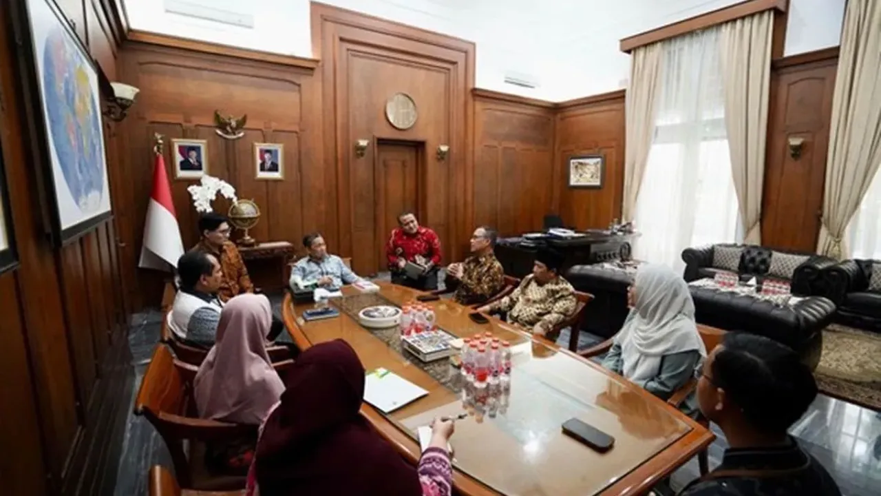 Dompet Dhuafa bertemu Wakil Menteri Luar Negeri (Wamenlu) Anis Matta di Jakarta pada Selasa (16/9/2025) untuk membahas perkembangan misi kemanusiaan sekaligus menjajaki kolaborasi dalam memperkuat diplomasi Indonesia di kancah global.