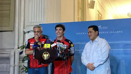 Juara dunia MotoGP 2025 Marc Marquez menemui Presiden Prabowo Subianto di Istana Kepresidenan Jakarta, Selasa (30/9/2025). Ia datang bersama dua pembalap Indonesia, Mario Suryo Aji dari kelas Moto2 dan Veda Ega Pratama yang meraih runner up dari seri Rookies Cup. 