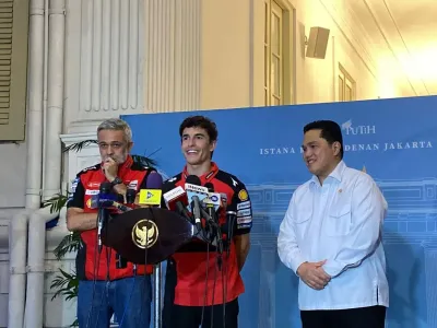 Juara dunia MotoGP 2025 Marc Marquez menemui Presiden Prabowo Subianto di Istana Kepresidenan Jakarta, Selasa (30/9/2025). Ia datang bersama dua pembalap Indonesia, Mario Suryo Aji dari kelas Moto2 dan Veda Ega Pratama yang meraih runner up dari seri Rookies Cup. 