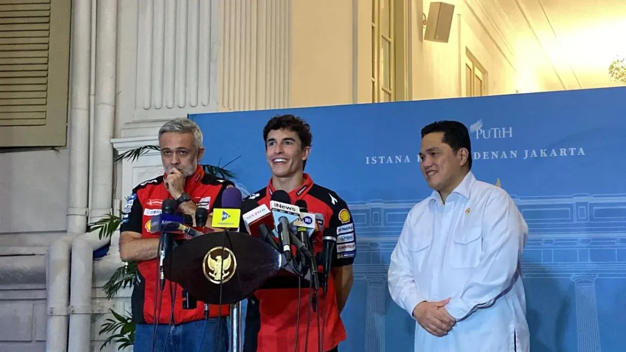 Juara dunia MotoGP 2025 Marc Marquez menemui Presiden Prabowo Subianto di Istana Kepresidenan Jakarta, Selasa (30/9/2025). Ia datang bersama dua pembalap Indonesia, Mario Suryo Aji dari kelas Moto2 dan Veda Ega Pratama yang meraih runner up dari seri Rookies Cup. 