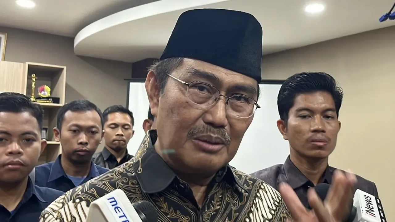 Mantan Ketua Mahkamah Konstitusi (MK) Jimly Asshiddiqie saat ditemui usai menerima 12 orang perwakilan Solidaritas Hakim Indonesia (SHI) di Jimly School Of Law And Government, Sarinah, Jakarta Pusat, Selasa (8/10/2024).