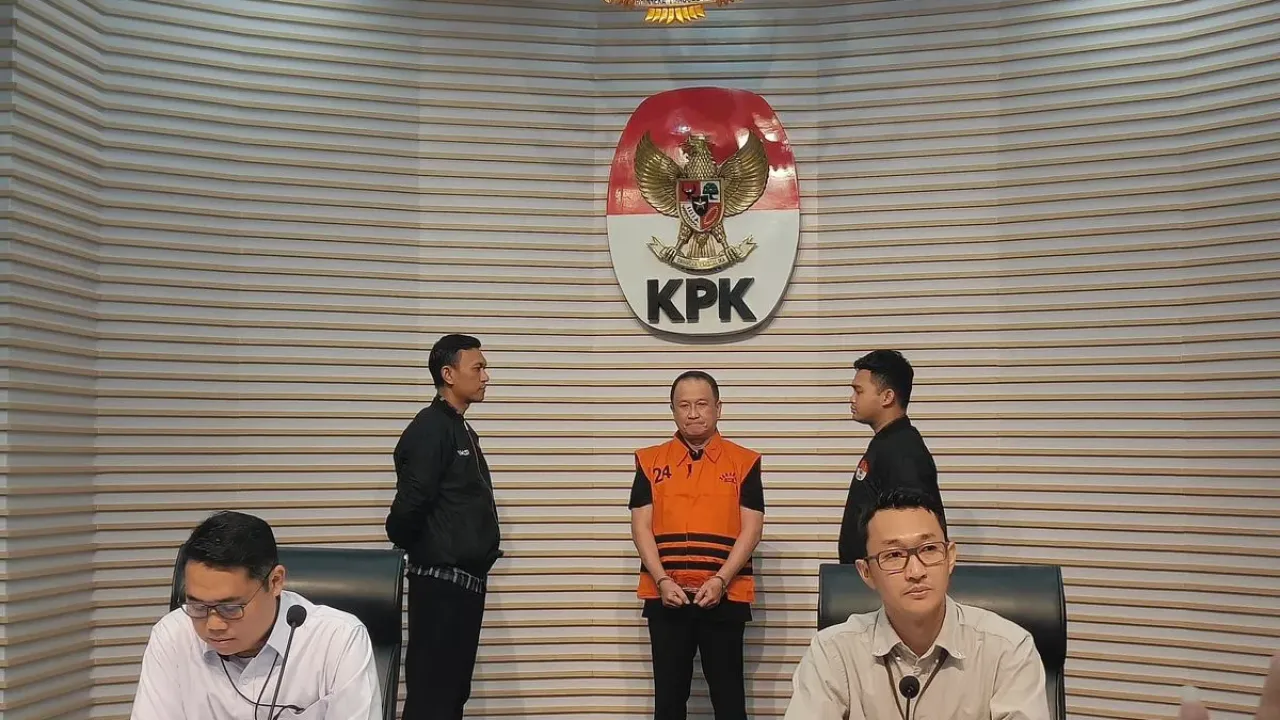 Menas Erwin Djohansyah (MED) (berompi oranye) tersangka kasus pengurusan perkara di Mahkamah Agung (MA) dihadirkan dalam konferensi pers Komisi Pemberantasan Korupsi (KPK), Kamis (25/9/2025).