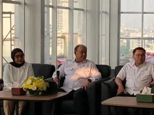 Kepala Badan Gizi Nasional (BGN) Dadan Hindayana (tengah) bersama Wakil Kepala BGN Nanik S. Deyang (kanan) dan Wakil Kepala BGN Sony Sanjaya (kiri) dalam konferensi pers di Kantor Badan Gizi Nasional (BGN, Jakarta Pusat, Senin (22/9/2025). 