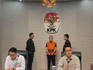 Menas Erwin Djohansyah (MED) (berompi oranye) tersangka kasus pengurusan perkara di Mahkamah Agung (MA) dihadirkan dalam konferensi pers Komisi Pemberantasan Korupsi (KPK), Kamis (25/9/2025).