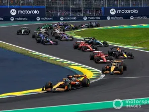 Oscar Piastri, McLaren MCL38, Lando Norris, McLaren MCL38, Charles Leclerc, Ferrari SF-24, Max Verstappen, Red Bull Racing RB20, the rest of the field on the opening lap