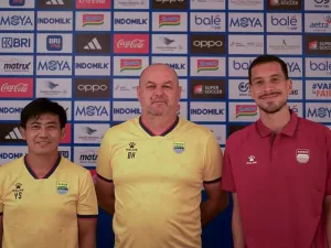 Pelatih Persib Bandung Bojan Hodak kembali memboyong Thom Haye ke konferensi pers jelang laga pekan ketujuh Super League 2025-2026 melawan Persita Tangerang, pertanda starter pada laga Sabtu (27/9/2025) di I Wayan Dipta, Gianyar, Bali. 