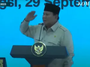 Presiden Prabowo memberikan hormat kepada 2 mantan office boy yang berhasil menjadi pengusaha dan menghasilkan Rp 120 miliar setahun. Momen itu terjadi saat meresmikan akad massal 26.000 rumah subsidi di Cileungsi, Bogor, Jawa Barat, Senin (29/9/2025).