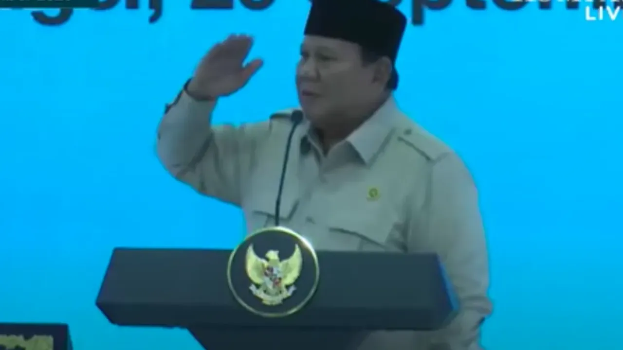 Presiden Prabowo memberikan hormat kepada 2 mantan office boy yang berhasil menjadi pengusaha dan menghasilkan Rp 120 miliar setahun. Momen itu terjadi saat meresmikan akad massal 26.000 rumah subsidi di Cileungsi, Bogor, Jawa Barat, Senin (29/9/2025).