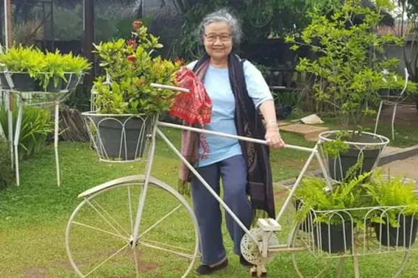 Nani Nurani, eks penari dan penyanyi yang kerap mengisi acara di Istana Cipanas, namun ditangkap dan ditahan pemerintah di era Orde Baru karena pernah mengisi acara saat HUT PKI, tanpa ada kejelasan. Bahkan, KTP Nani disematkan status eks tahanan politik. Padahal, ia tak pernah tergabung ke dalam organisasi apapun, termasuk PKI.