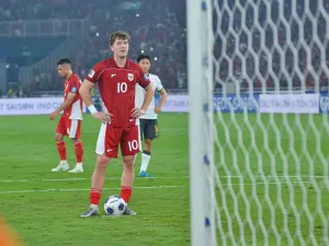 Penyerang Timnas Indonesia Ole Romeny melakukan ancang-ancang penalti sebelum mencetak gol kemenangan atas China pada laga lanjutan Kualifikasi Piala Dunia 2026 Zona Asia, Kamis (5/6/2025) di Stadion Utama Gelora Bung Karno, Senayan, Jakarta. Syarat Indonesia Lolos Piala Dunia 2026, Siapa Lawan Timnas di Playoff?