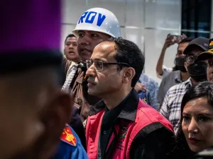 Mantan Menteri Pendidikan, Kebudayaan, Riset dan Teknologi (Mendikbudristek) 2019-2024 Nadiem Makarim (tengah) menggunakan rompi tahanan berjalan keluar usai pemeriksaan di Jampidsus, Kejaksaan Agung, Jakarta, Kamis (4/9/2025). Kejaksaan Agung menetapkan Nadiem Makarim sebagai tersangka kasus dugaan korupsi pengadaan sistem Chromebook di Kemendikbudristek dan ditaksir kerugian negara dalam perkara ini mencapai Rp1,9 triliun. ANTARA FOTO/Bayu Pratama S/agr