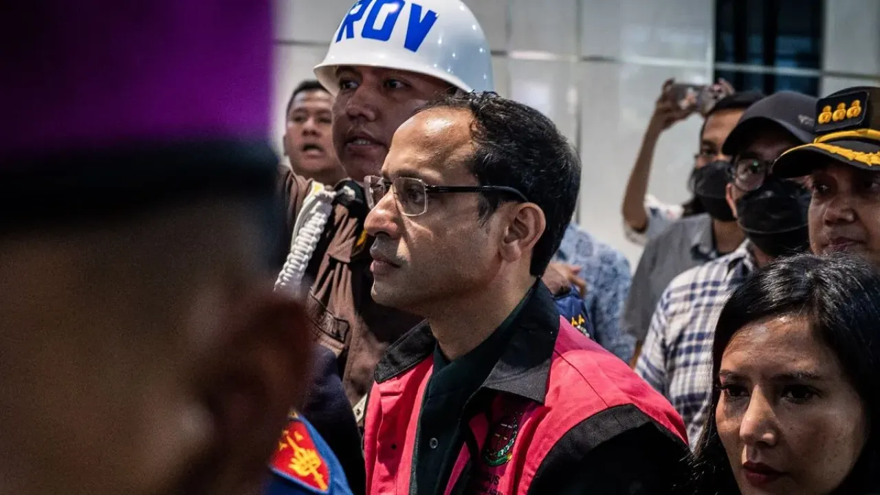 Mantan Menteri Pendidikan, Kebudayaan, Riset dan Teknologi (Mendikbudristek) 2019-2024 Nadiem Makarim (tengah) menggunakan rompi tahanan berjalan keluar usai pemeriksaan di Jampidsus, Kejaksaan Agung, Jakarta, Kamis (4/9/2025). Kejaksaan Agung menetapkan Nadiem Makarim sebagai tersangka kasus dugaan korupsi pengadaan sistem Chromebook di Kemendikbudristek dan ditaksir kerugian negara dalam perkara ini mencapai Rp1,9 triliun. ANTARA FOTO/Bayu Pratama S/agr