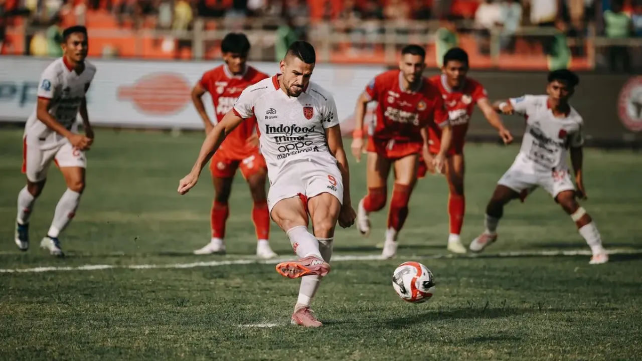 Penyerang Bali United, Boris Kopitovic, melepas penalti pada laga Super League 2025-2026 kontra Semen Padang di Stadion Haji Agus Salim, Padang, pada Jumat (26/9/2025).