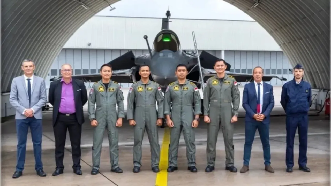 Empat penerbang tempur TNI AU sukses terbang solo menggunakan Rafale, pesawat tempur buatan Prancis yang dipesan Indonesia. Penerbangan dilakukan di Escadron de Transformation Rafale (ETR) 3/4 Aquitaine, Base Aérienne 113, Saint-Dizier, Prancis.