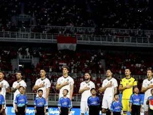 Pemain timnas Indonesia menyanyikan lagu Indonesia Raya sebelum laga FIFA Matchday melawan Lebanon yang berakhir dengan skor 0-0 di Stadion Gelora Bung Tomo Surabaya, Jawa Timur, Senin (8/9/2025) malam.