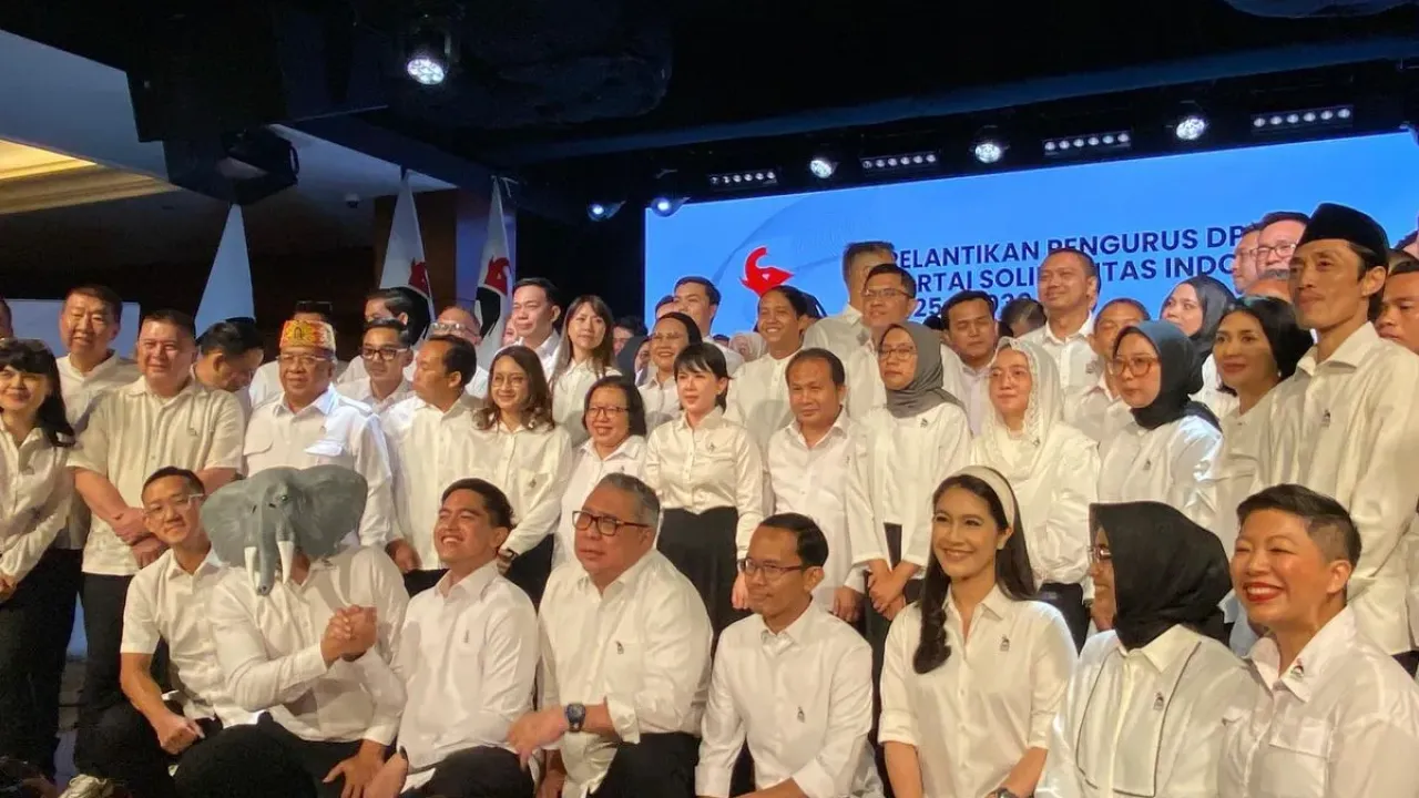Pengurus Dewan Pimpinan Pusat PSI tahun 2025-2030 berfoto bersama. Partai Solidaritas Indonesia (PSI) mengumumkan Dewan Pimpinan Pusat (DPP) partai periode 2025-2030 di Djakarta Theater, Jakarta Pusat, Jumat (26/9/2025).