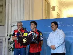 Juara dunia MotoGP 2025 Marc Marquez menyampaikan keterangan pers usaimenemui Presiden Prabowo Subianto di Istana Kepresidenan Jakarta, Selasa (30/9/2025). 