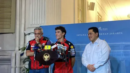 Juara dunia MotoGP 2025 Marc Marquez menyampaikan keterangan pers usaimenemui Presiden Prabowo Subianto di Istana Kepresidenan Jakarta, Selasa (30/9/2025). 