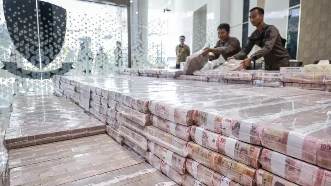 Petugas menata barang bukti berupa uang sitaan usai konferensi pers perkembangan penanganan perkara dugaan Tindak Pidana Pencucian Uang (TPPU) dan Tindak Pidana Korupsi (TPK) dalam kegiatan usaha perkebunan kelapa sawit PT Duta Palma Group di Gedung Bundar Jampidsus Kejaksaan Agung, Jakarta, Kamis (8/5/2025). Kejaksaan Agung menyita uang senilai Rp479 miliar dari dua anak perusahaan PT Darmex Plantations dalam perkara dugaan TPPU terkait perkara korupsi kegiatan usaha perkebunan kelapa sawit PT Duta Palma Group. 