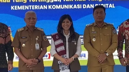 Menteri Komunikasi dan Digital (Komdigi) Meutya Hafid meluncurkan program Kampung Internet 2025 di Desa Kramat Gajah, Kecamatan Galang, Kabupaten Deli Serdang, Sumatera Utara, Senin (29/9/2025).