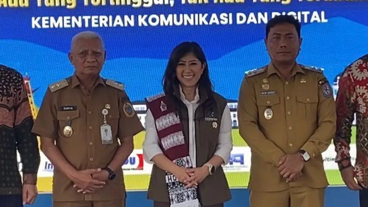 Menteri Komunikasi dan Digital (Komdigi) Meutya Hafid meluncurkan program Kampung Internet 2025 di Desa Kramat Gajah, Kecamatan Galang, Kabupaten Deli Serdang, Sumatera Utara, Senin (29/9/2025).