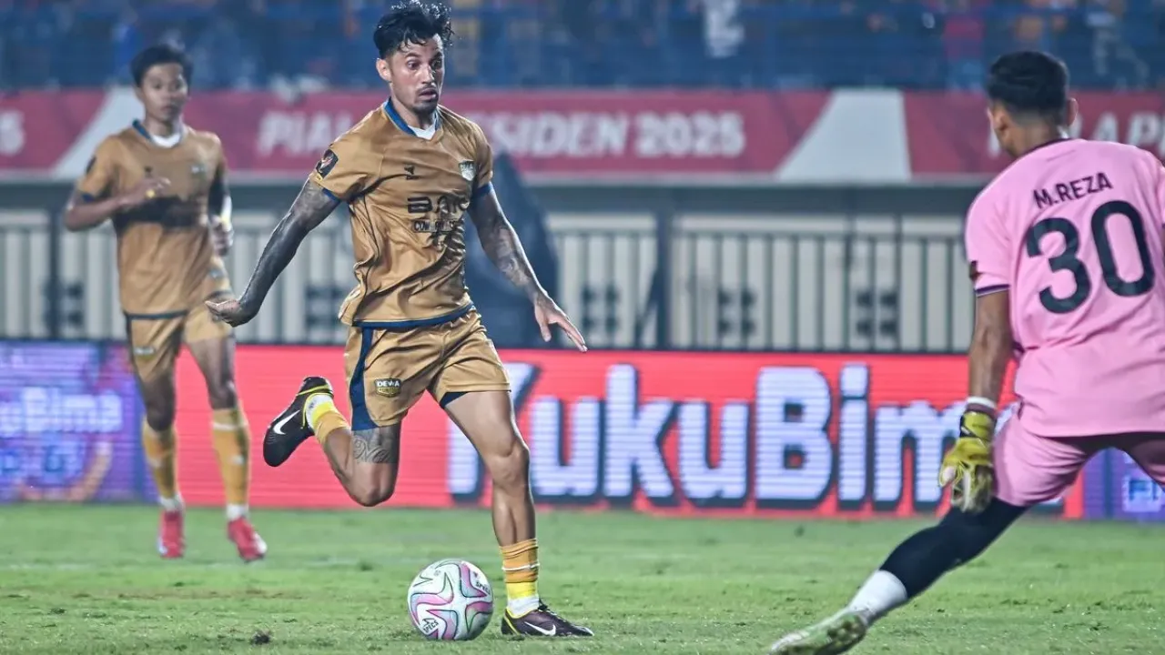 Aksi rekrutan baru Dewa United Stefano Lilipaly berhadapan satu lawan satu dengan kiper Liga Indonesia All Star dalam laga perebutan juara ketiga Piala Presiden 2025 di Stadion Si Jalak Harupat, Soreang, Kabupaten Bandung, Sabtu (12/7/2025). 