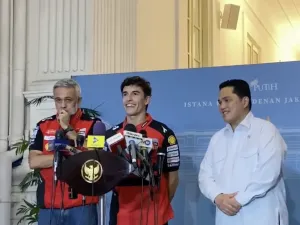 Juara dunia MotoGP 2025 Marc Marquez bersama Menpora Erick Thohir dan CEO InJourney Maya Watono usai bertemu dengan Presiden Prabowo Subianto di Istana Kepresidenan Jakarta, Selasa (30/9/2025). 