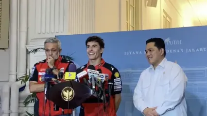 Juara dunia MotoGP 2025 Marc Marquez bersama Menpora Erick Thohir dan CEO InJourney Maya Watono usai bertemu dengan Presiden Prabowo Subianto di Istana Kepresidenan Jakarta, Selasa (30/9/2025). 
