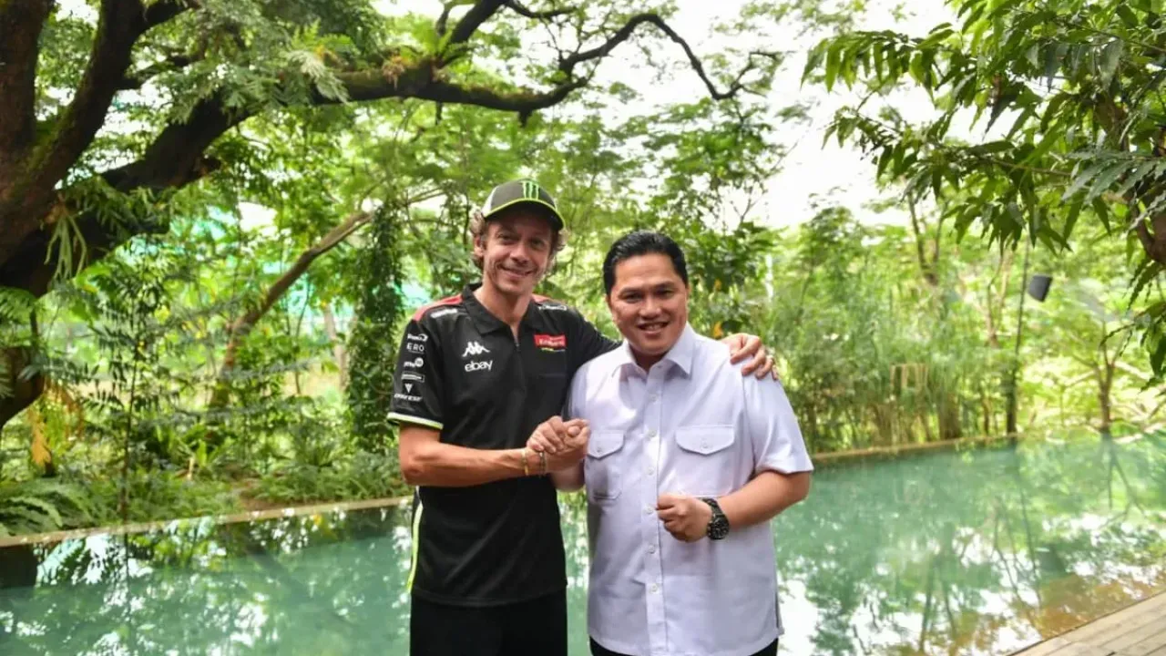 Menteri Pemuda dan Olahraga Republik Indonesia, Erick Thohir (kanan), bersama legenda MotoGP Valentino Rossi, bertemu di Jakarta, pada Selasa (30/9/2025) beberapa hari jelang MotoGP Mandalika.