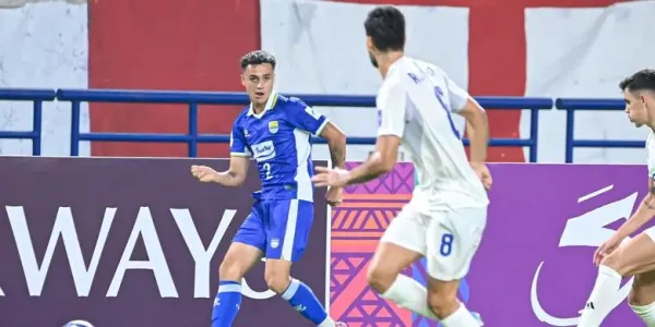 Aksi bintang Timnas Indonesia Eliano Reijnders saat membela Persib Bandung di ajang AFC Champions League Two (ACL 2) 2025-2026 melawan Lion City Sailors FC, Kamis (18/9/2025) di Gelora Bandung Lautan Api (GBLA). 