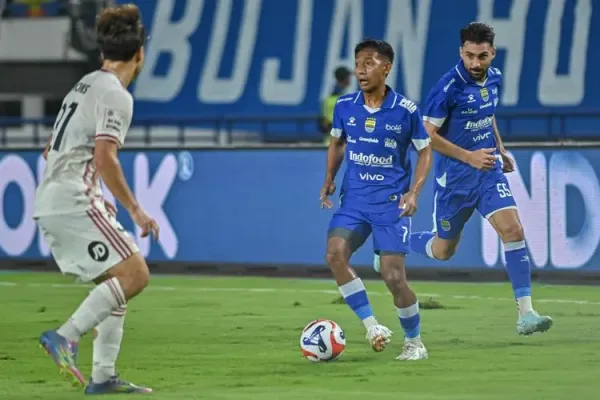 Aksi penyerang sayap Persib Bandung Beckham Putra menarik perhatian pelatih Western Sydney Wanderers Alen Stajcic usai uji coba internasional pramusim di Gelora Bandung Lautan Api (GBLA), Sabtu (2/8/2025). 