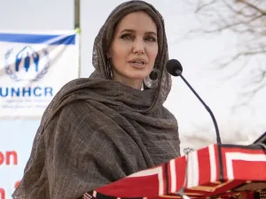 Aktris Amerika Serikat Angelina Jolie, saat berbicara sebagai utusan khusus Komisaris Tinggi PBB untuk Pengungsi (UNHCR). Kini dia mengungkap akar permasalahannya dengan mantan suaminya, Brad Pitt.