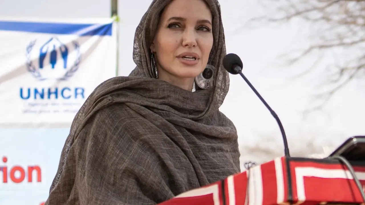 Aktris Amerika Serikat Angelina Jolie, saat berbicara sebagai utusan khusus Komisaris Tinggi PBB untuk Pengungsi (UNHCR). Kini dia mengungkap akar permasalahannya dengan mantan suaminya, Brad Pitt.