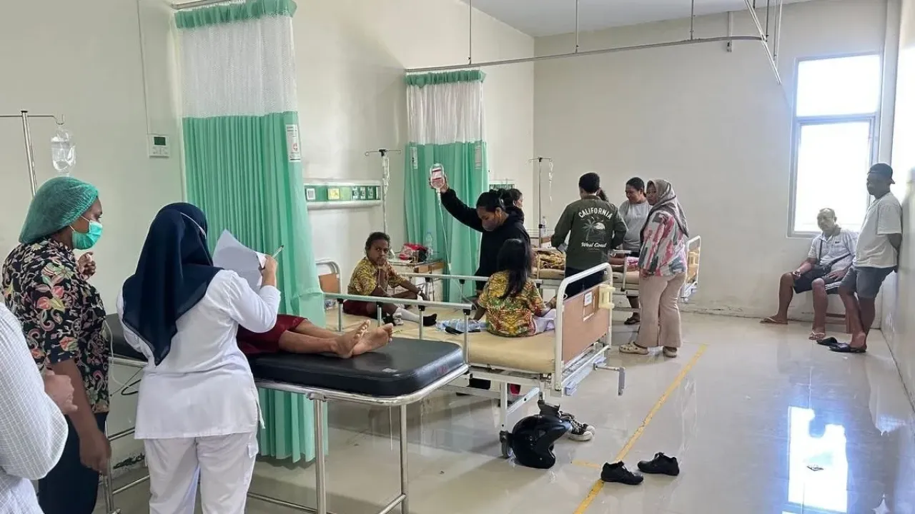 Belasan siswa SD Negeri19 Kota Tual, Maluku menjalani perawatan di Rumah Sakit Maren karena diduga mengalami keracunan usai menyantap makanan bergizi gratis (MBG) di sekolah mereka, Kamis (18/9/2025)