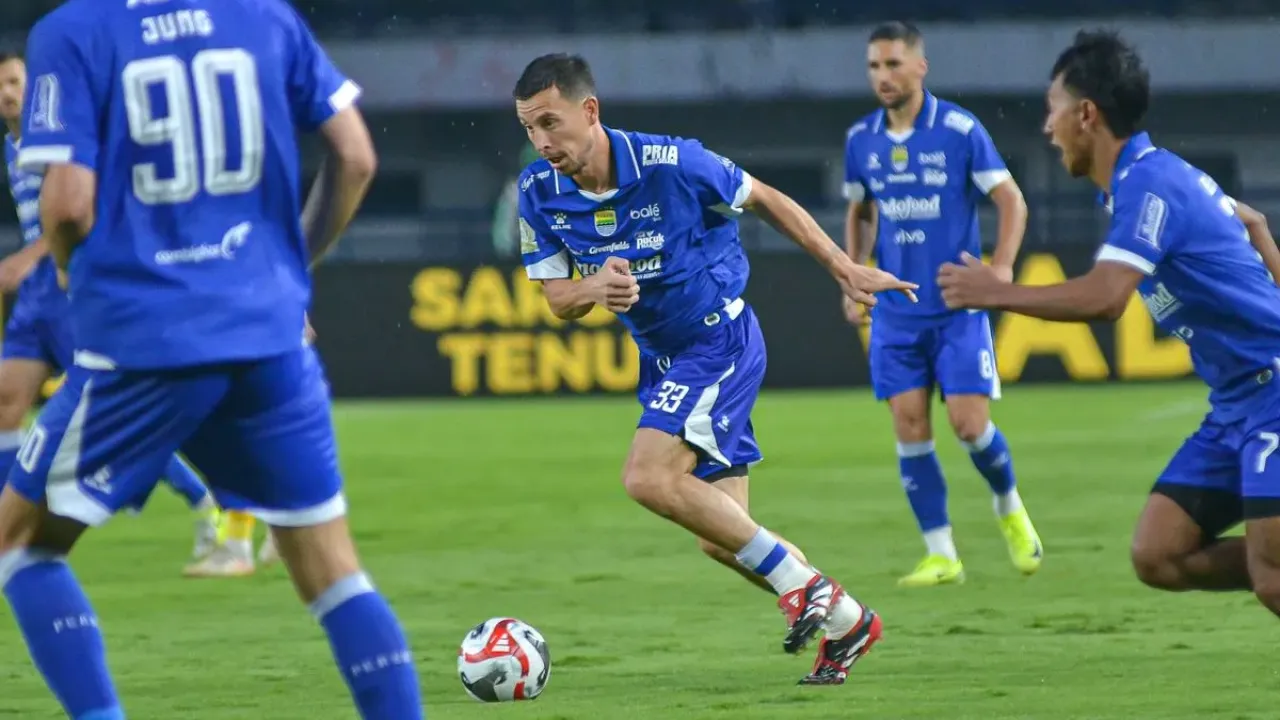 Debut bintang Timnas Indonesia Thom Haye bersama Persib Bandung berakhir dengan kemenangan 1-0 dari Persebaya Surabaya, Jumat (12/9/2025) di Stadion Gelora Bandung Lautan Api (GBLA). 